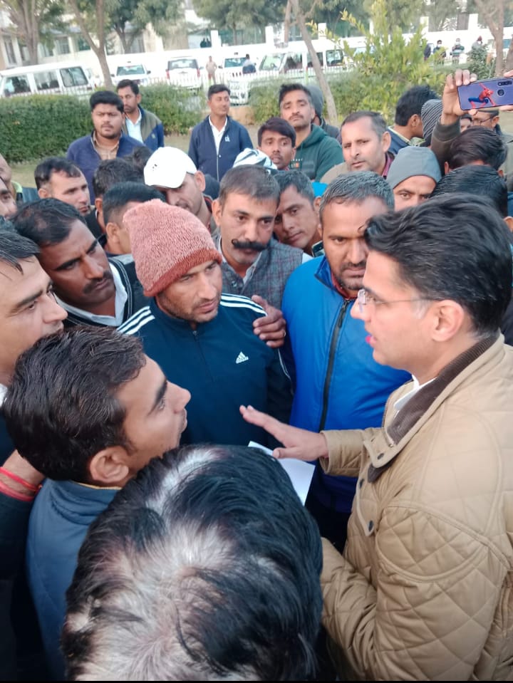 prakashc251's tweet photo. "क्यों भटक रहा राजस्थान का सैनिक?"

सरकार को मामला शीघ्रता से संज्ञान में लेकर अपनी गलती को सुधारना चाहिएं!!

नहीं तो ये "सैनिक" है;
तोड़े बिना मानेंगे नहीं!

#फौजी_का_हक_मत_खाओ 
#सैनिकों_का_सम्मान_मत_छीनो_राजस्थान 
#BharatJodoYatra 
@ashokgehlot51 
@GovindDotasra https://t.co/eb43Hr9V4X