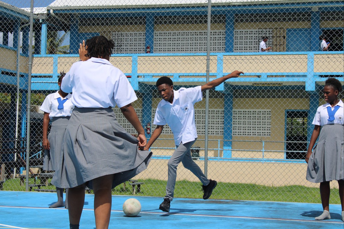 Our DN Colleges Group students have been back at Corinth Secondary School in St Lucia! They delivered a fun warm-up session using gymnastic mats, shortly followed by coaching a football session! ⚽

#international#stlucia