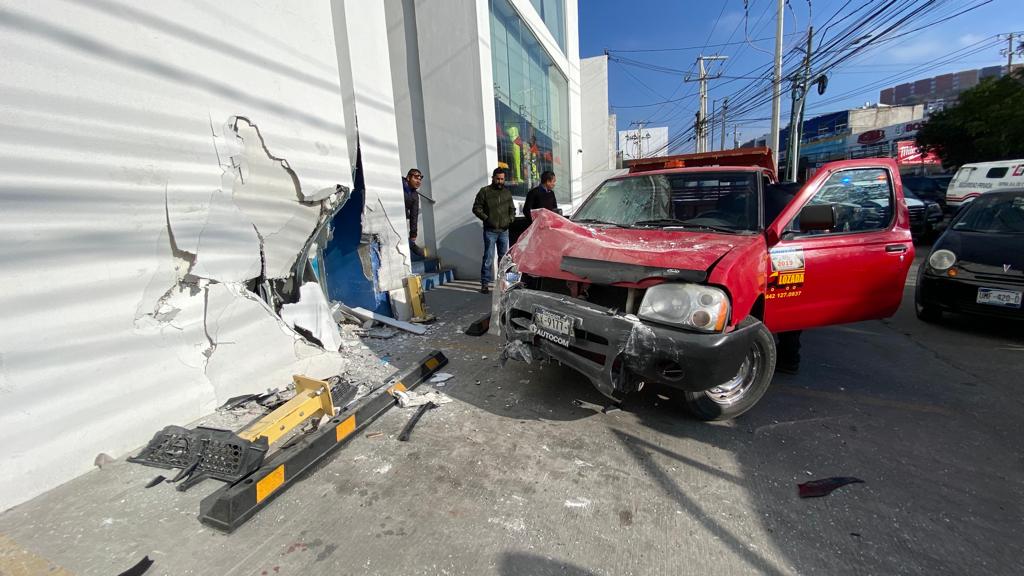 #CAMIONETA | 🚗💥 Camioneta atropella a peatón y choca contra inmueble | Cuerpos de emergencias y elementos de la Policía Municipal de Querétaro, tomaron conocimiento de un hecho de tránsito que se registró en la avenida Corregidora

noticiasdequeretaro.com.mx/2023/01/24/cam…

#NOTICIASDEQUERETARO