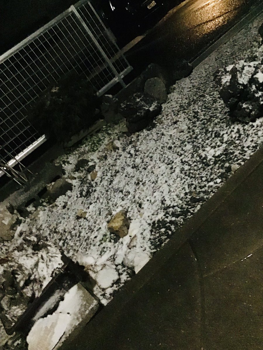 accessLabo's tweet photo. 早かったな‥
(久しぶりに)痛さむ🍃
#雪 #寒波 #深夜 #早朝 #冬到来 #積雪 #防寒 #凍結 #強風 #季節 #真冬 #冬 

外に出ると積もってたし‥小一時間の間に、、いつの間に、、、珍しい。#お仕事 #深夜勤務 #冬好き #初雪 

10年に一度の低温❓
‥まぢか🥶❄️ https://t.co/ItGxRnsQPa