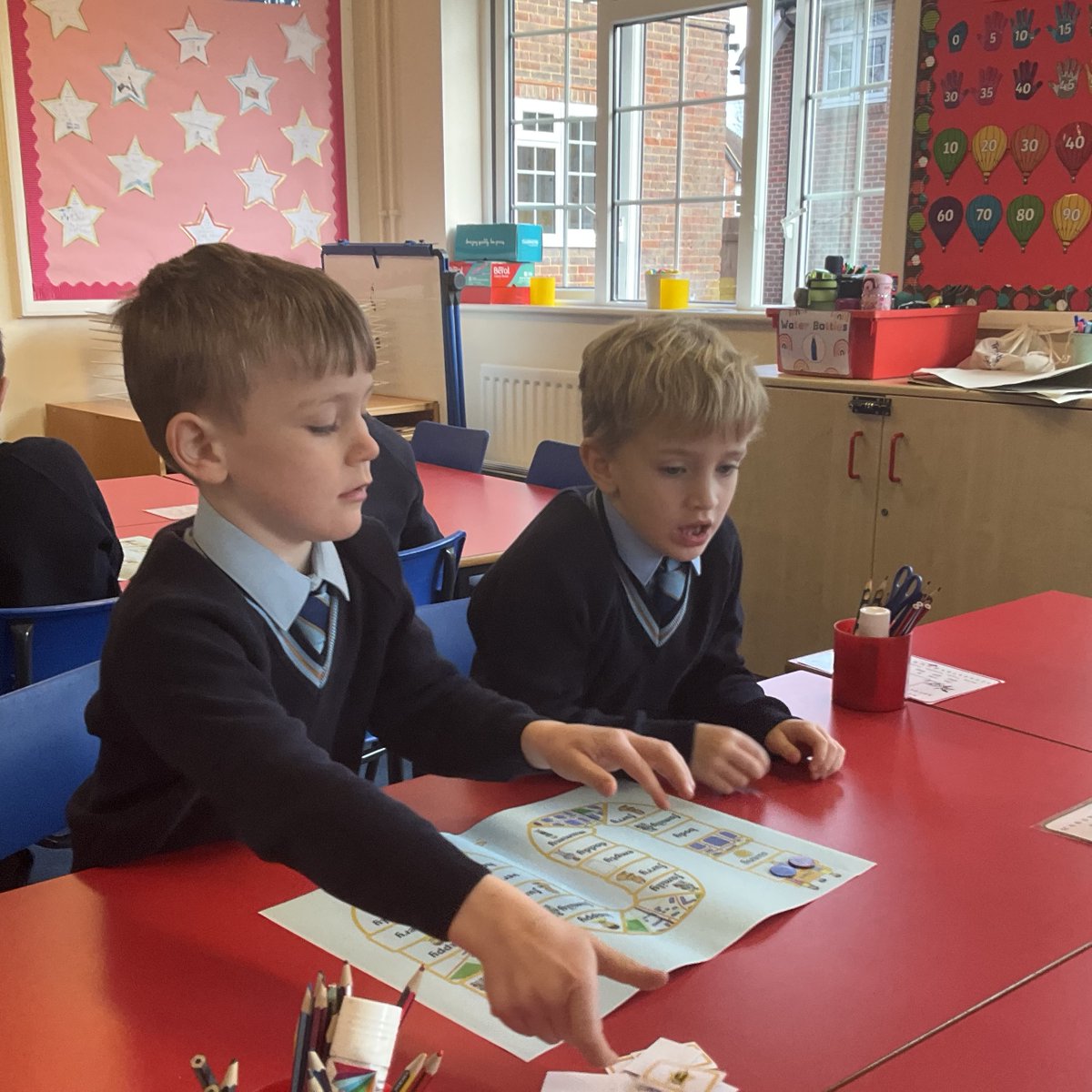 GayhurstSchool's tweet image. Phonics board games with Year 1! ⭐

#MakeLearningFun #YSound #ELDRIC
