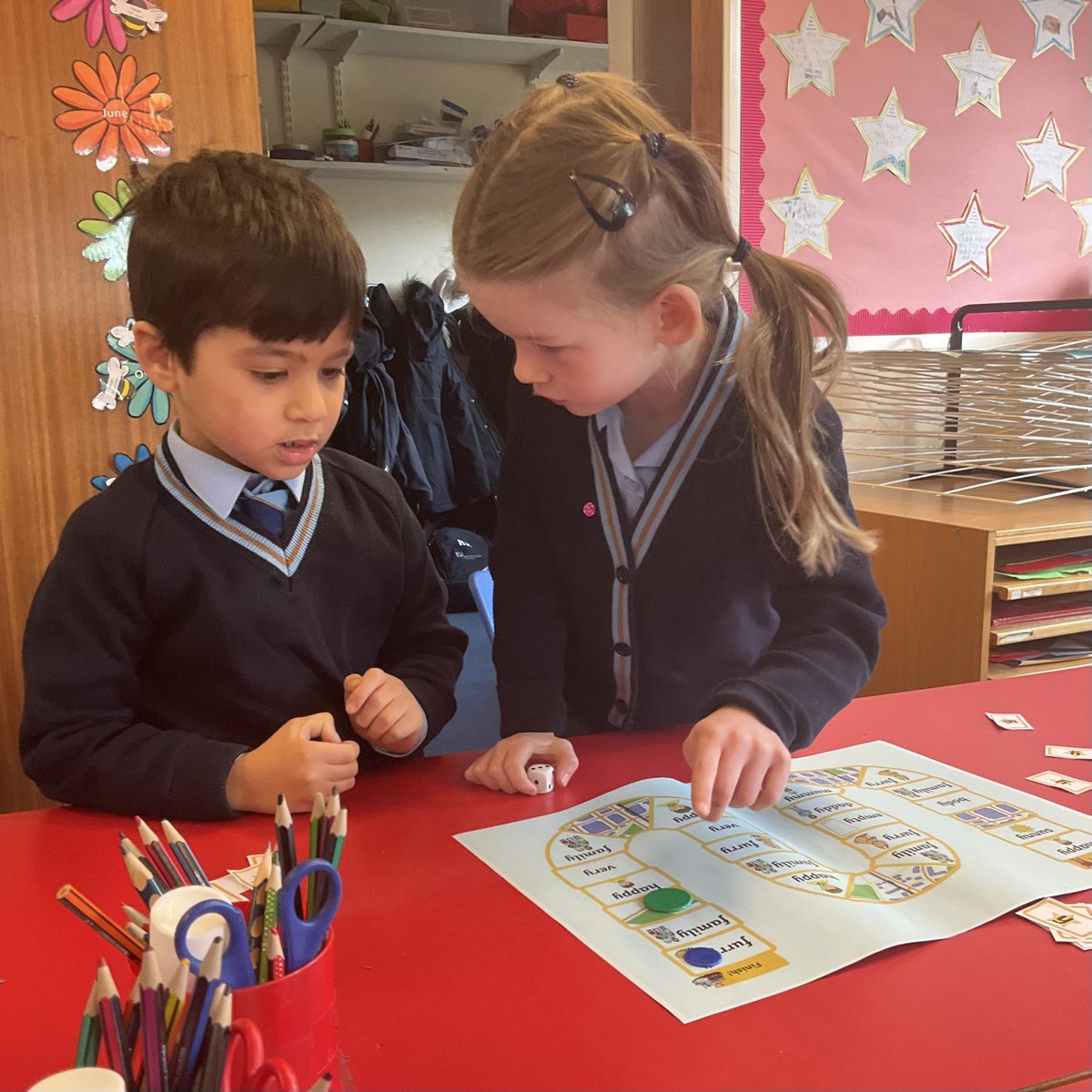 GayhurstSchool's tweet image. Phonics board games with Year 1! ⭐

#MakeLearningFun #YSound #ELDRIC