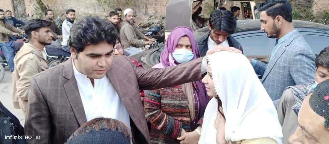 SaherShahRizvi1's tweet photo. منھنجا مِٽ مائٽ ساٿي ست سڱين ھي غيرتمند ماڻھون آھن جيڪي ھن ڏکيئي وقت ۾ روڊن تي منھنجي مظلوم ڀاء پارس لاء مونسان گڏ ويٺا آھن. باقي سيد ۽ سومرا پنھنجي غيرت بچائي گھرن ۾ ويھن. سائڻ زينب جو قسم آئون پنھنجي ڀاء جي قاتلن کي سزا ڏياريندس. سنڌ مونسان گڏ آھي #ReInvestigationForParasShah https://t.co/4ywzXBnWnx