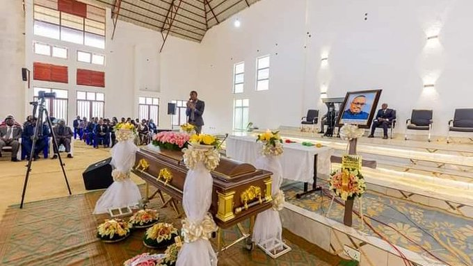 Ikiriho's tweet photo. 🇷🇼⚰️#Rwanda Funérailles ce mardi  du journaliste d'investigation John William Ntwali (@ChroniclesRW). 

L’@fidh_fr-@omctorg et l’Observatoire des droits de l’Homme au #Rwanda (#ODHR) demandent une enquête indépendante.

➡️https://t.co/Z4OGeDP6fB

#Burundi https://t.co/k7KBrf9MMP