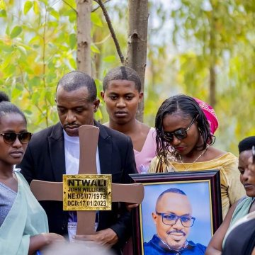 Ikiriho's tweet photo. 🇷🇼⚰️#Rwanda Funérailles ce mardi  du journaliste d'investigation John William Ntwali (@ChroniclesRW). 

L’@fidh_fr-@omctorg et l’Observatoire des droits de l’Homme au #Rwanda (#ODHR) demandent une enquête indépendante.

➡️https://t.co/Z4OGeDP6fB

#Burundi https://t.co/k7KBrf9MMP