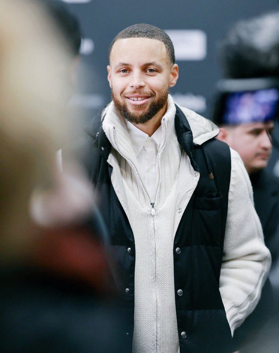 brasilcoast2's tweet photo. Stephen Curry de cabeça raspada está de volta 🔥🔥🔥 https://t.co/cgXWmo3Qp5