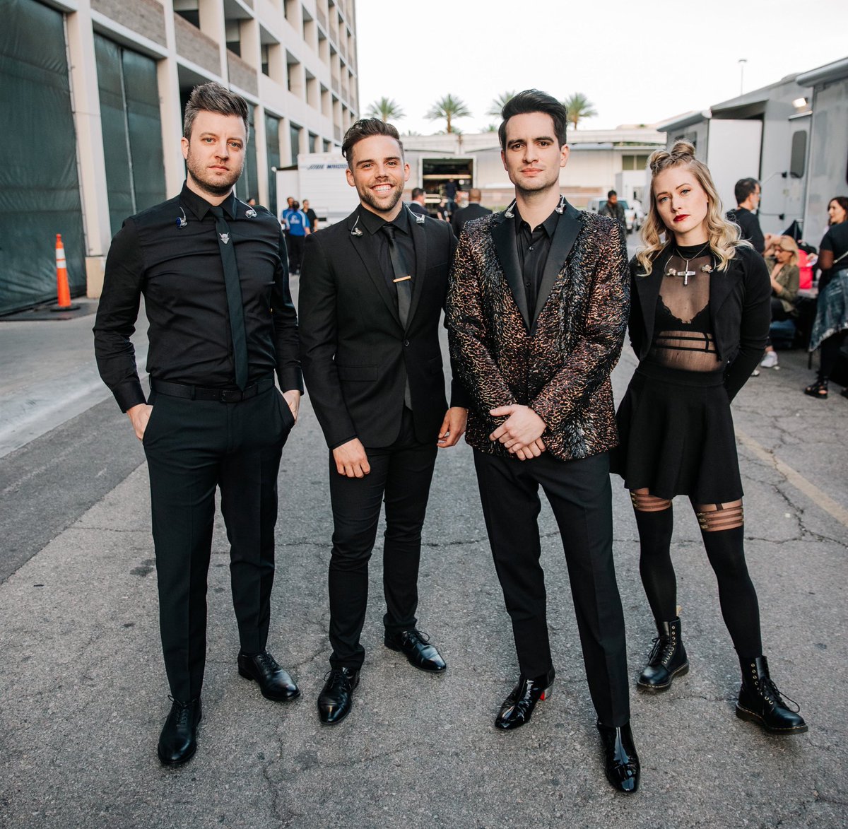 poptime's tweet photo. 🚨 URGENTE: Panic! At the Disco anuncia disband após 19 anos de banda. https://t.co/b1alKJ6nTt