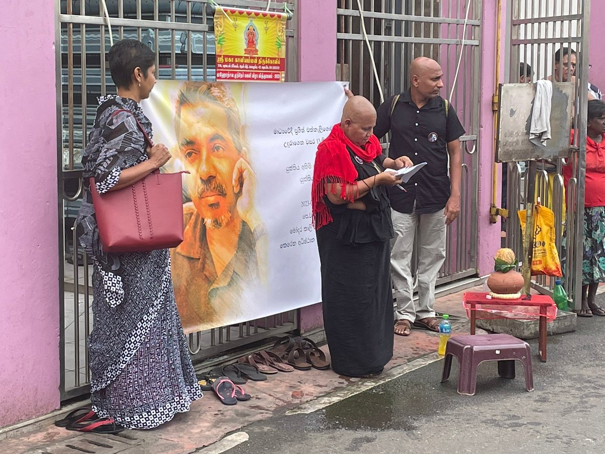 rukitweets's tweet photo. Adishtana Sathkriyawa (Religious ritual) by #SandyaEkneligoda today 24Jan2023. Seeking justice for 13 yrs for #EnforcedDisappearence of journo &amp; cartoonist #Prageeth #Ekneligoda. @Kali Amma Kovil Modera #lka (pics @rasma_razmi https://t.co/JorcLESvl6