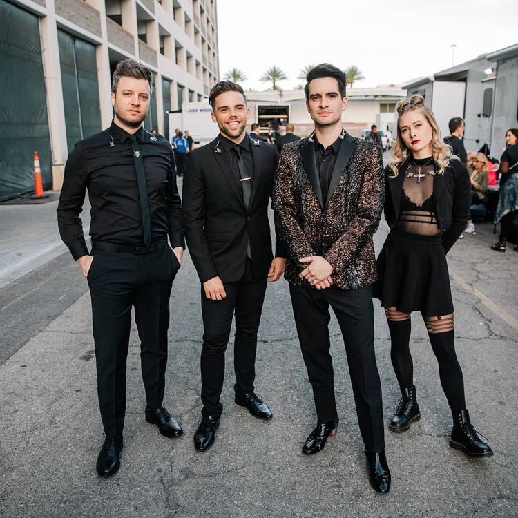 updatecharts's tweet photo. 🚨 Panic! At The Disco anuncia o fim da banda após 19 anos de carreira. https://t.co/mH5CyotTVG
