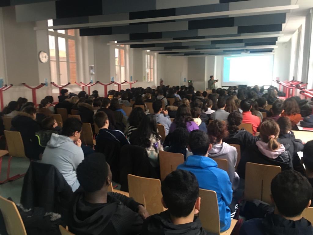 CollgeCourteli1's tweet image. En direct pour tous nos élèves de 3èmes sur une conférence de vulgarisation scientifique sur les enjeux environnementaux par le youtubeur @AnatoleChouard