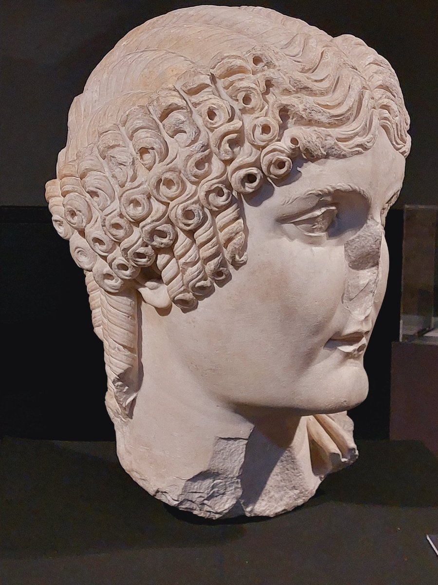 Francois_DeVr's tweet photo. #Rome, an endless source of iconography. Some 'portraits' of #women gleaned from my visits this weekend. #iconography #iconographie #medievalart #mosaics #virginmary #visitrome #churchesofrome #roma #chiesediroma Now back to work 😉 https://t.co/qySbFa6iIT
