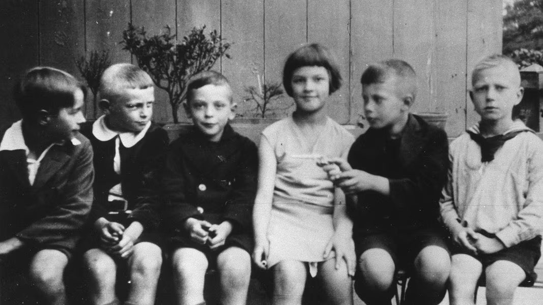 HeikeSpecht's tweet photo. Loki Glaser, 1919 in eine Arbeiterfamilien geboren, wuchs in materieller Bescheidenheit u großer Bildungslust auf. Sie besuchte die Lichtwarkschule, wurde Lehrerin, finanzierte ihrem Mann das Studium und wurde 1974 #Firstlady des Landes. #EducationDay  #IhreSeitederGeschichte https://t.co/WwRwuqher7