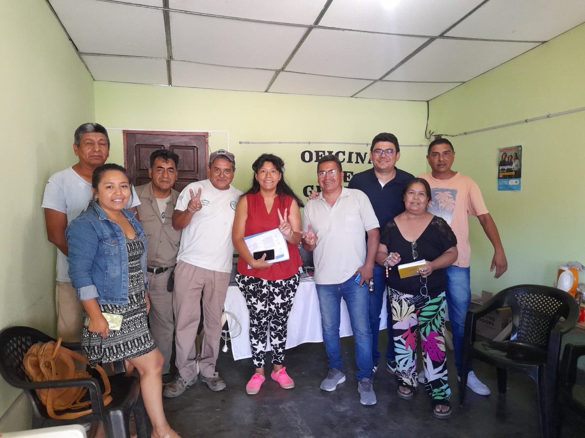 ArribaJujuy's tweet photo. Junto a los vocales de #Arrayanal, @LilinaYaicures1, de #Rodeito, @rueda_guido, el concejal de #LaMendieta, @GenaroCalisaya, y referentes nos reunimos con la articuladora del Centro de Referencia #Jujuy @Maridafne.
⬇️⬇️⬇️ https://t.co/rnedCbcgKE