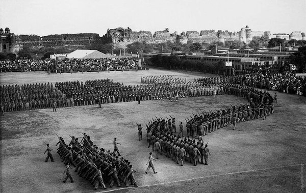 1950 :: First Republic Day Parade of India 

(Photo - Homai Vyarawalla )