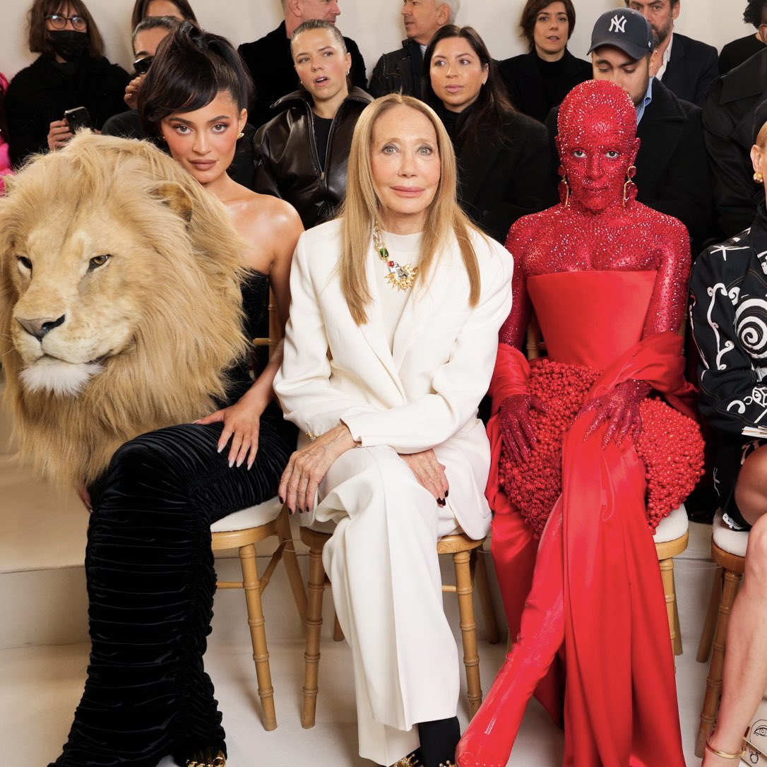 All I see here is a human equivalent of an angry menstrual day:
Raging puss trapped in black period panties, disturbingly slender menstrual product, and Aunt Flo

Eat the rich 🗑️