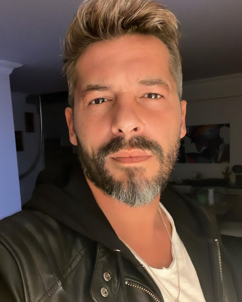 savasyesarix's tweet photo. ulan Tahir ulan tahir seni bi kere sevdim sonra soğuttun sonra yine sevdim sonra yaptığın hareket ile seninle gurur duydum https://t.co/ycAoRFvHlX