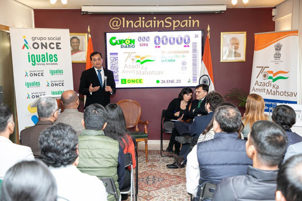 Interpretación susurrada (o chuchotage) ayer para la @Fundacion_ONCE que presentaba su cupón conmemorativo del 75 aniversario de la República de la India en su embajada. #megustamitrabajo