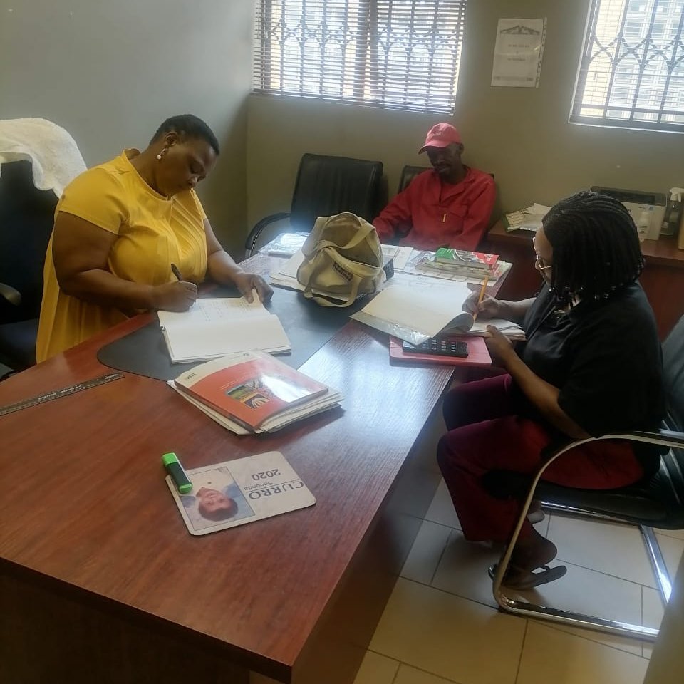 EFF_FreeState's tweet photo. ♦️In Pictures♦️
Provincial Treasurer, Fighter @Seipati_Nanyane visited Matla school with Mangaung Councillor Makau.
The school has many problems which include security, the school hall is not finished and the kitchen is not in the right condition.
#EFFBackToSchool https://t.co/XFAKTJAYVD