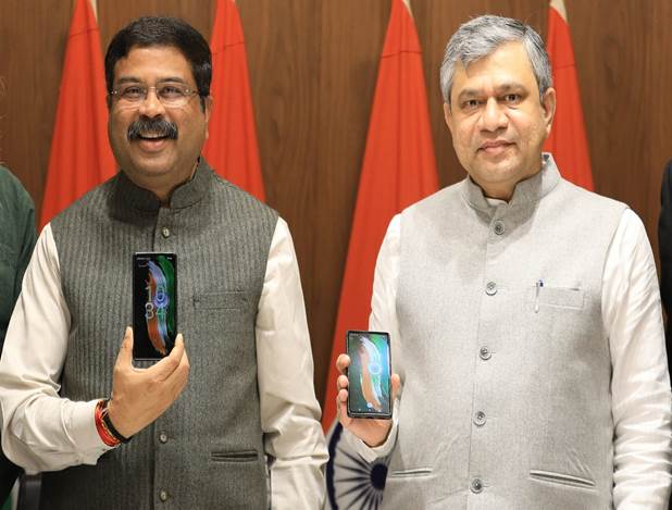 PIBImphal's tweet image. Union Minister Shri Dharmendra Pradhan with Shri Ashwini Vaishnaw successfully tests the ‘#BharOS’, a Made in India mobile operating system developed by @iitmadras.

More details :pib.gov.in/PressReleasePa…