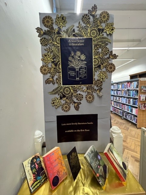 leicesterlibrar's tweet photo. Check out this lovely display by a member of staff at Central Library
'What Writers Read: 35 writers on their favourite books' by Pandora Sykes is available for you to borrow or reserve https://t.co/af2UKxEKyg
#WhatWritersRead @PINsykes @BloomsburyBooks https://t.co/sc2gHkGfGU