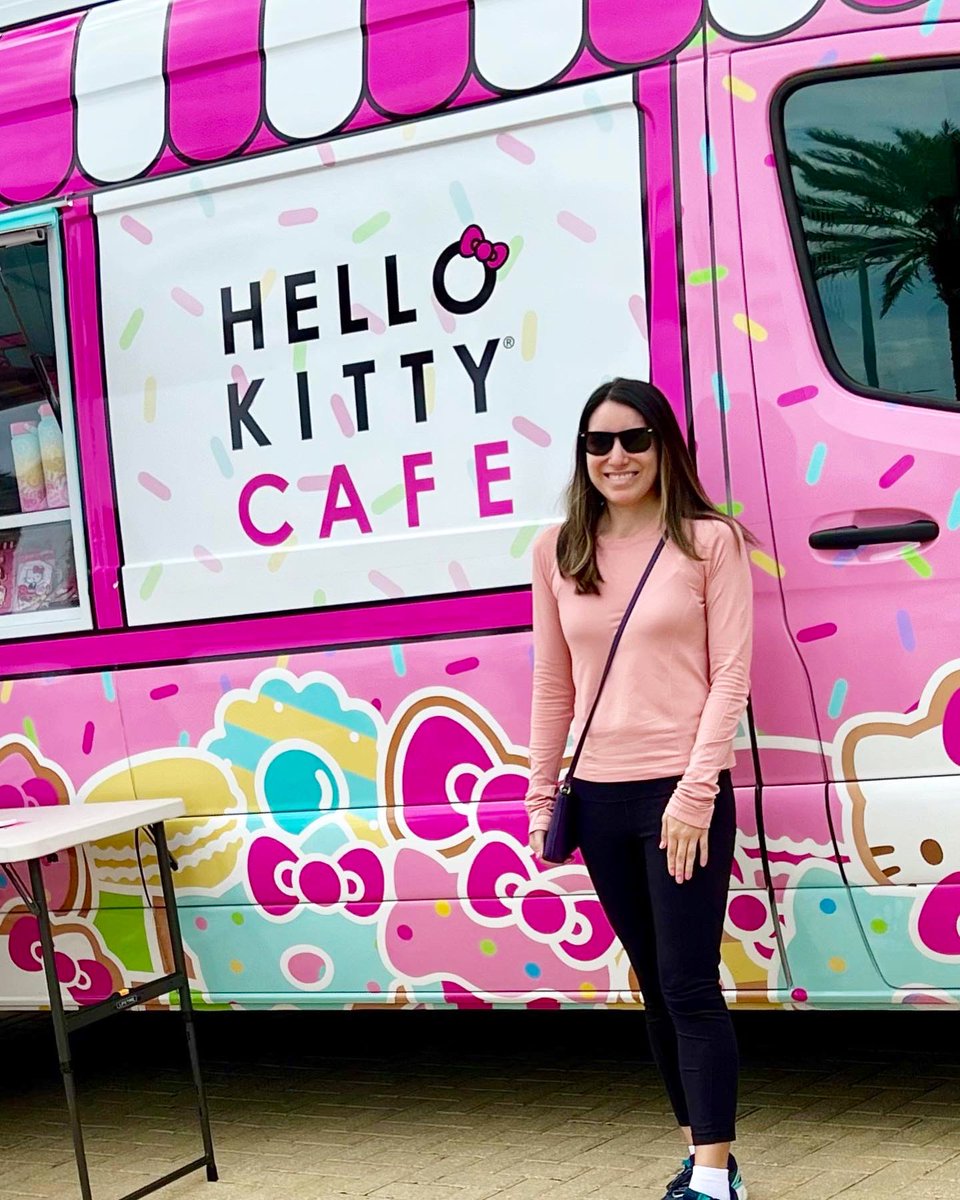 FoodwithMcD's tweet photo. The Hello Kitty Cafe Truck came to our mall here in Sarasota! 🤗💕🥰#hellokitty #sarasota #florida #hellokittycafetruck https://t.co/QqXn6cdYQu
