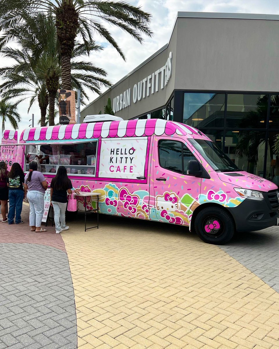 FoodwithMcD's tweet photo. The Hello Kitty Cafe Truck came to our mall here in Sarasota! 🤗💕🥰#hellokitty #sarasota #florida #hellokittycafetruck https://t.co/QqXn6cdYQu