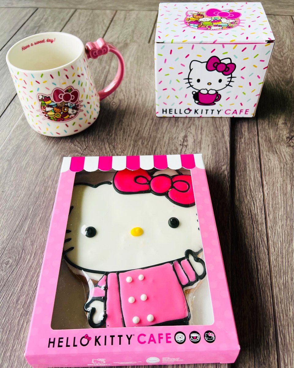 FoodwithMcD's tweet photo. The Hello Kitty Cafe Truck came to our mall here in Sarasota! 🤗💕🥰#hellokitty #sarasota #florida #hellokittycafetruck https://t.co/QqXn6cdYQu