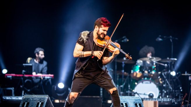EsparregueraFM's tweet photo. ▶️ CULTURA | @stradjorge, el "violinista rebelde", presenta aquest divendres a les 21h al @Teatre_LaPassio d'#Esparreguera el seu espectacle “Ícaro”, el seu segon treball, després de l’èxit assolit en el seu debut amb “Mundos opuestos”. 

📻 https://t.co/KfwcBsxyv8 https://t.co/1yTfU7YVdY