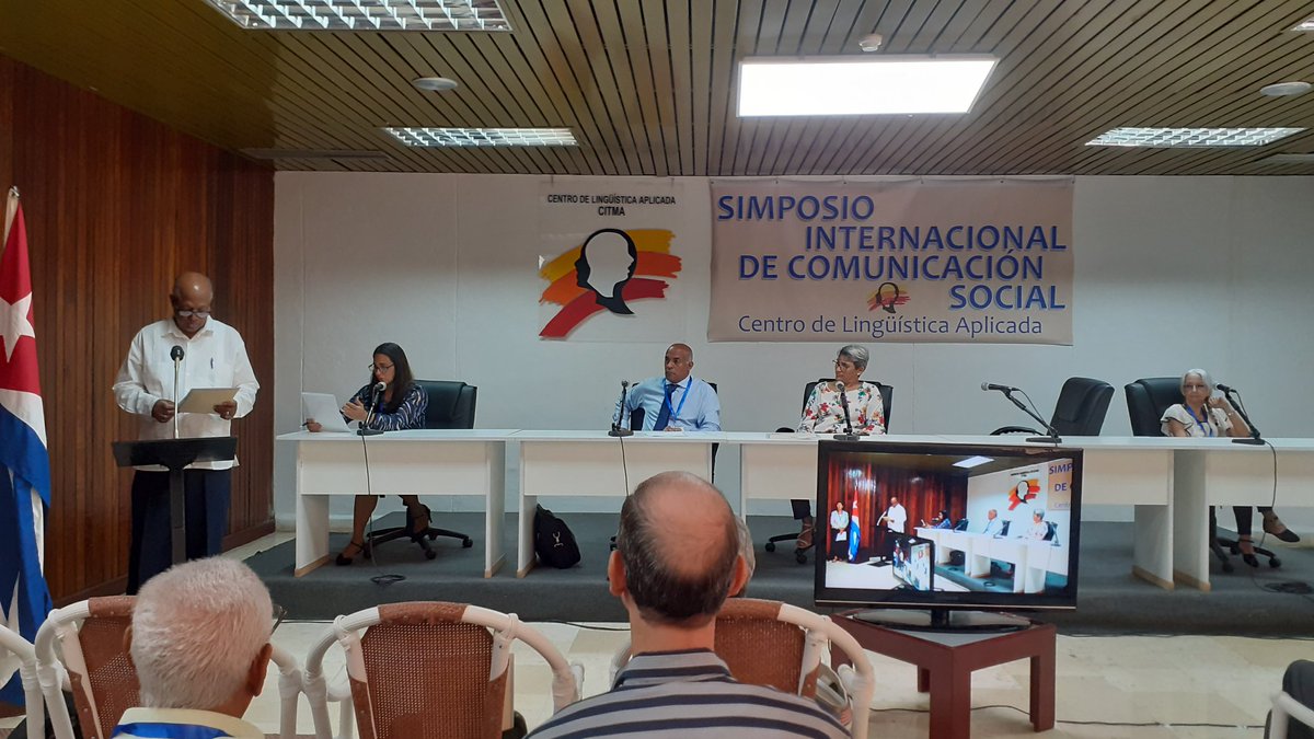 josejoseapollo's tweet photo. Palabras de bienvenida a los participantes  de este XVIII Simposio Internacional de Comunicación Social/Welcoming remarks to the participants of this XVIII International Symposium on Social Communication.
@laprofedice_pod 
@CLA_ComSoc 
@npjoan 
@Schez_Ana_ 
@AmaliaArleen https://t.co/hX7bRJxwlJ