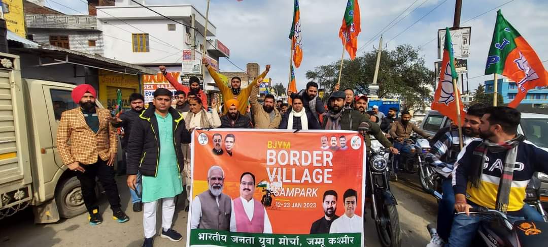 Rohit_Chahal's tweet photo. #BJYMBorderVillageSampark 

भारत पाकिस्तान बॉर्डर के सांबा ज़िले में बाइक रैली  निकाली गयी, बाइक रैली रामगढ़ के बाजार से शुरू होकर विभिन्न गांव से होकर गुजरी ।। https://t.co/FsRnq0gMBy