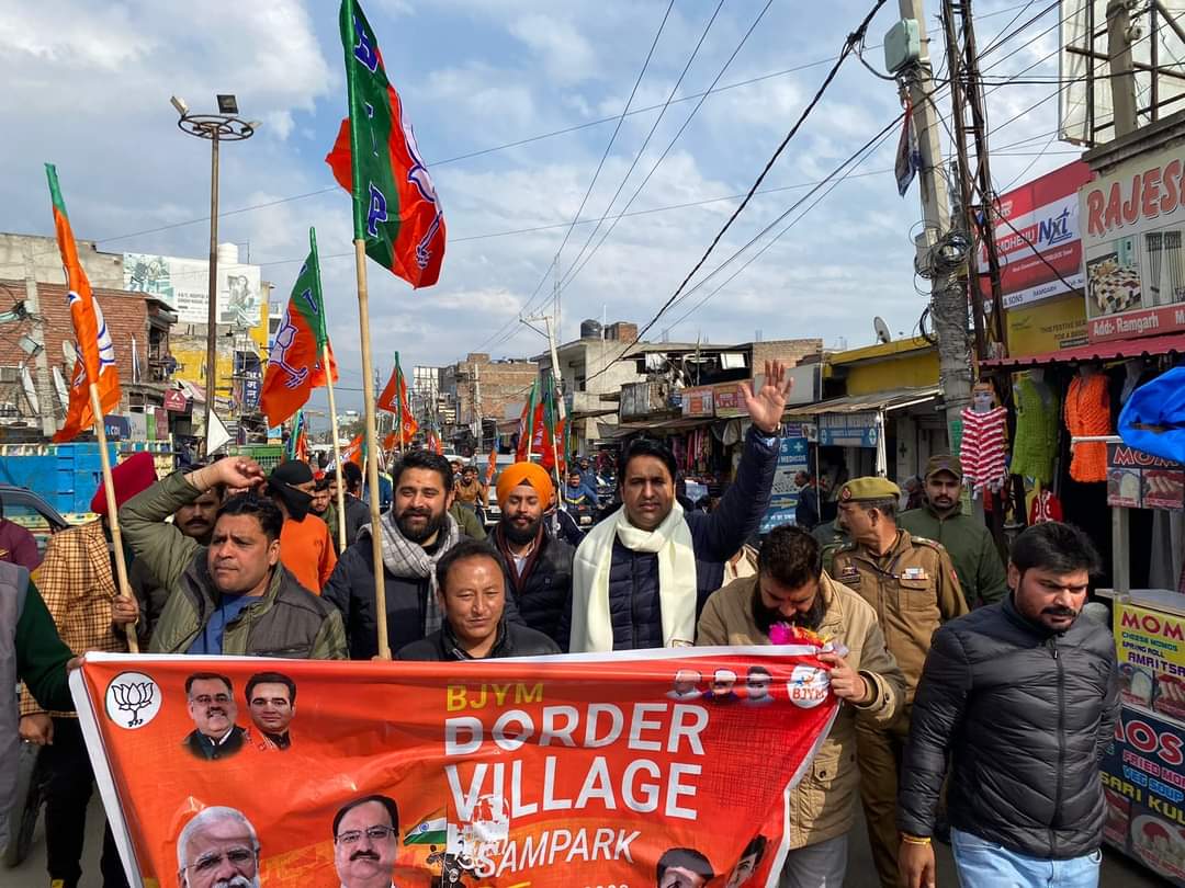 Rohit_Chahal's tweet photo. #BJYMBorderVillageSampark 

भारत पाकिस्तान बॉर्डर के सांबा ज़िले में बाइक रैली  निकाली गयी, बाइक रैली रामगढ़ के बाजार से शुरू होकर विभिन्न गांव से होकर गुजरी ।। https://t.co/FsRnq0gMBy