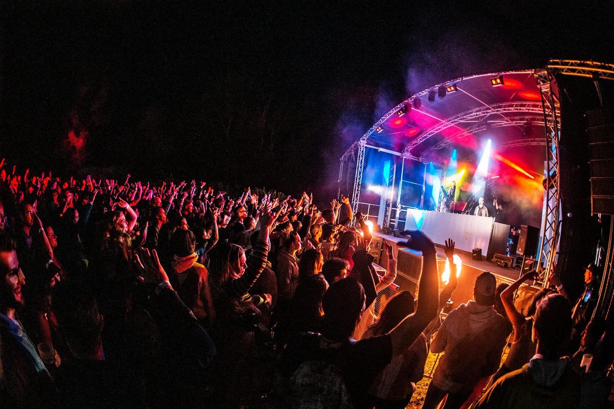 electrolab41's tweet photo. Vous êtes si beaux dans la lumière 🔥🥰✨
Rendez-vous le samedi 1er juillet à l'Agl'eau de Blois pour vivre la 4ème édition de l'Electro Pool Party 🎧🏖️

🎟️ Billetterie sur https://t.co/VuOyQaokG3

#blois #festival #electro #PoolParty https://t.co/9GN7E1jYXT