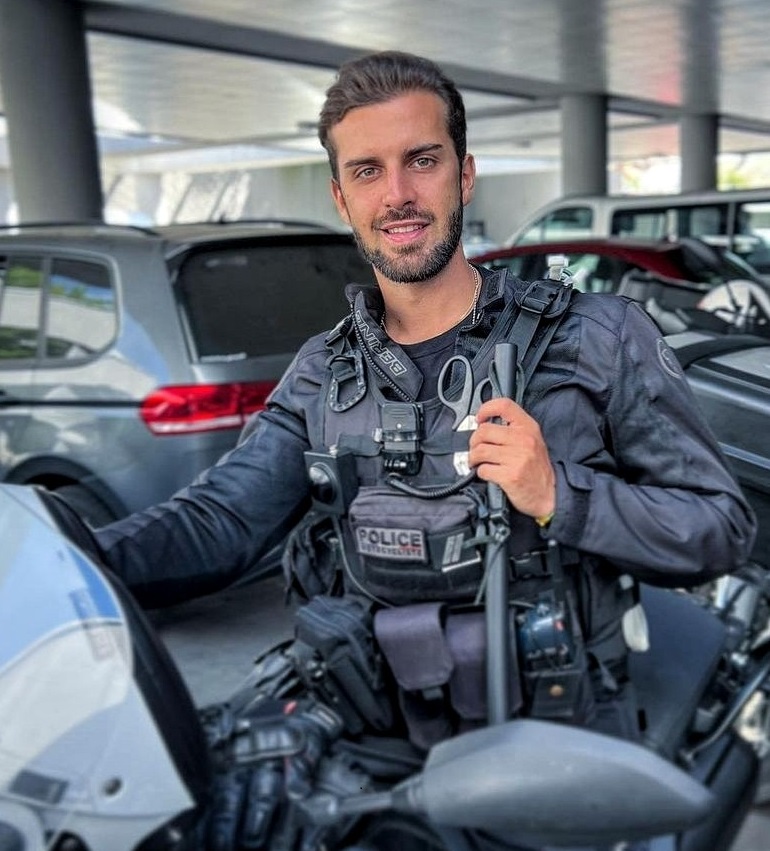 DanInBLN's tweet photo. This might be touch? You have kept eye on these two hot men. One in real uniform and one in sizzling hot leather uniform. 

You know my rules. "Both" will not do. You need to choose only one. This is difficult for me too as I like them both. 1⃣ real cop or 2⃣ man in leathers? https://t.co/siOp1UiCl1