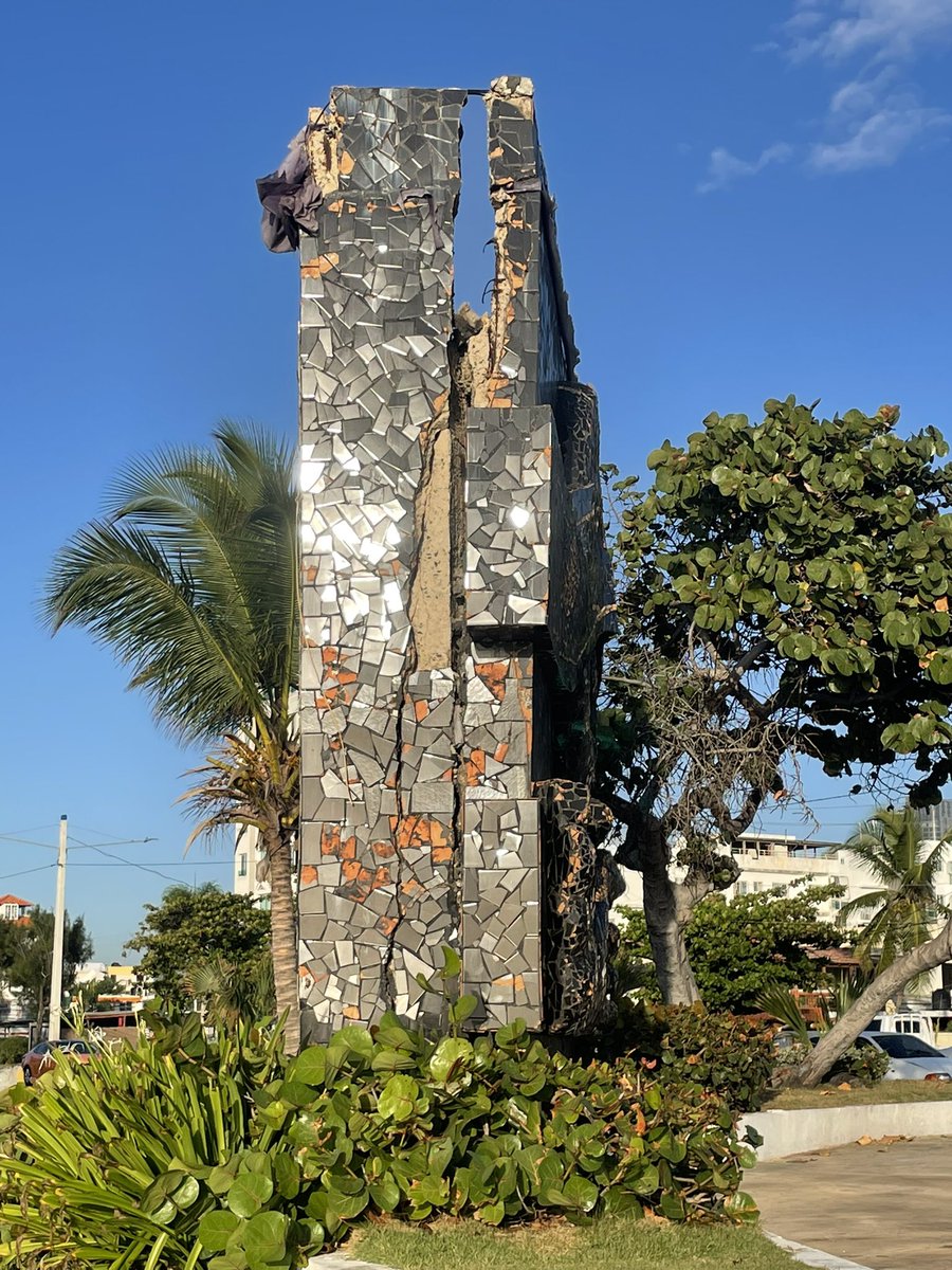 estefcampos's tweet photo. Esto lo inauguraron hace nada y ya mira cómo está… así mismo está el malecón que hizo David Collado, cayéndose todo a pedazos

Aquí se construye, pero no se da mantenimiento #queconveniente https://t.co/i4M83lRoQY