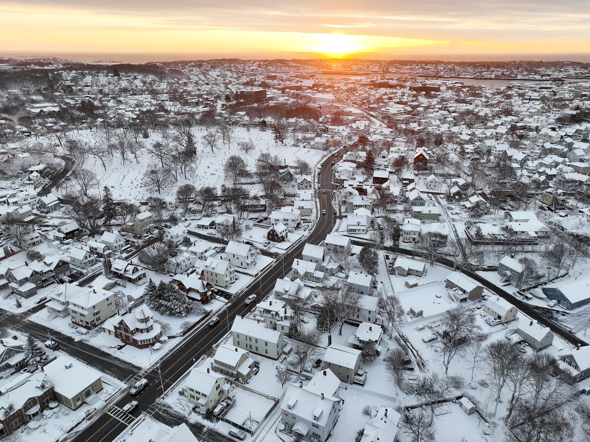 PHBPHOTO's tweet photo. A blanket of snow covers downtown area of Gloucester after a storm dropped several inches of snow. @GDTnews https://t.co/mZR3XelAAV
