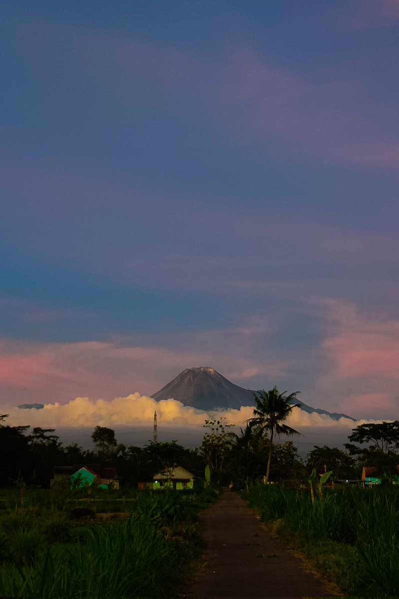 depiped's tweet photo. @tanyakanrl Merapi nder https://t.co/ta8UVMGV9e