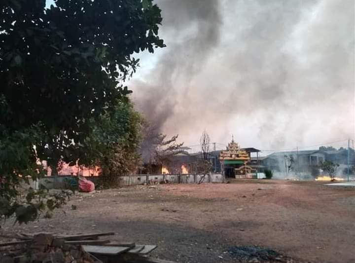 miN13700's tweet photo. On Jan 24, junta troops raided KamNi, MiGalong, KautKar &amp; KautKyaik villages near Kyondoe town, Kayin State's Kawkareik tsp, &amp; carried out artillery shelling &amp; arson, forcing locals to flee. On Jan 23 night, artillery shells also exploded on houses in KamNi village
#2023Jan24Coup https://t.co/IkQf50Nlf1