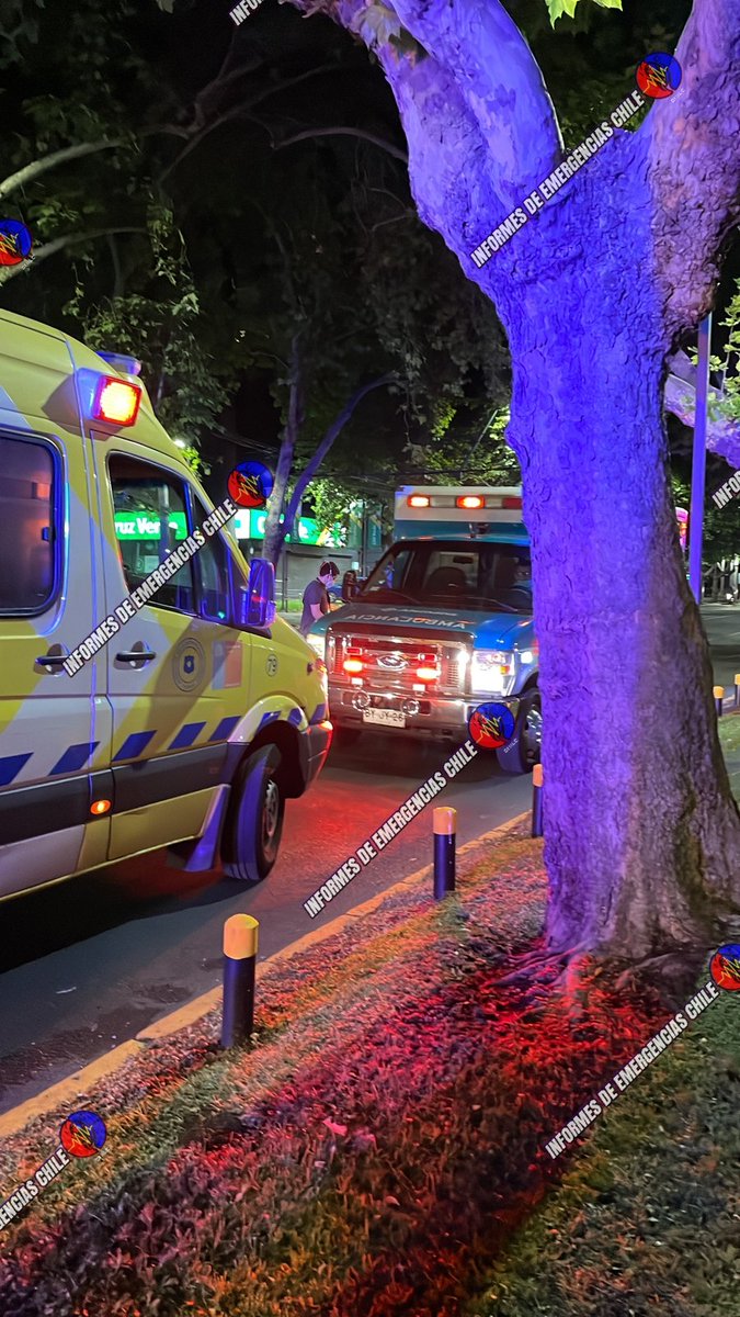 fdo2000's tweet photo. Niña de 11 años falleció anoche en la comuna de Las Condes tras caer desde 8vo piso en Avda Cristóbal Colón y Los Oleandros,al lugar concurrió Bomberos, ambulancias Samu y Clínica Alemana, la menor fue trasladada y pese a los esfuerzos médicos no pudo sobrevivir @chile_accidente https://t.co/UVBmFiCUcj
