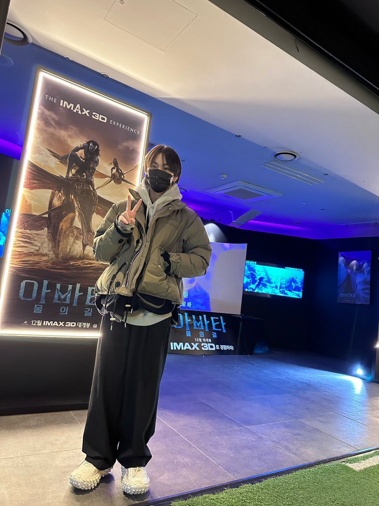 folkjinn's tweet photo. we’re on a movies date 🤲 https://t.co/KrbQde6GtK