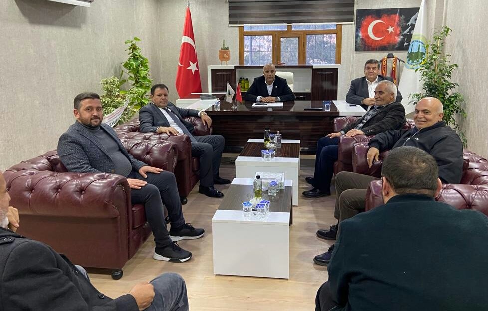 sanliurfatso's tweet photo. Yönetim Kurulu Başkanımız Sn.Mehmet Yetim ile Yönetim Kurulu ve Meclis Üyelerimizden oluşan heyet, ŞUTSO Viranşehir Temsilcimiz Sn.Bayram Mehmetoğlu'na bir ziyaret gerçekleştirerek ilçenin mevcut ekonomik ve güncel gelişmeleriyle ilgili istişarede bulundu.
@mdoganyetim @TicaretVe https://t.co/WXUsuyXVe8