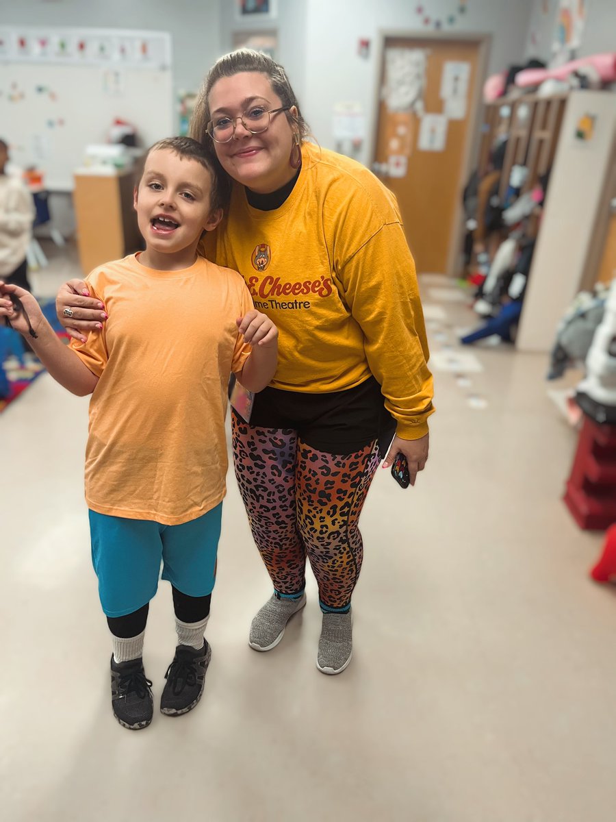 Rocking 80s <a href="/LamarLionsRoar/">Lamar Lions</a> #lamarleads #80RockinDaysAtSAISD