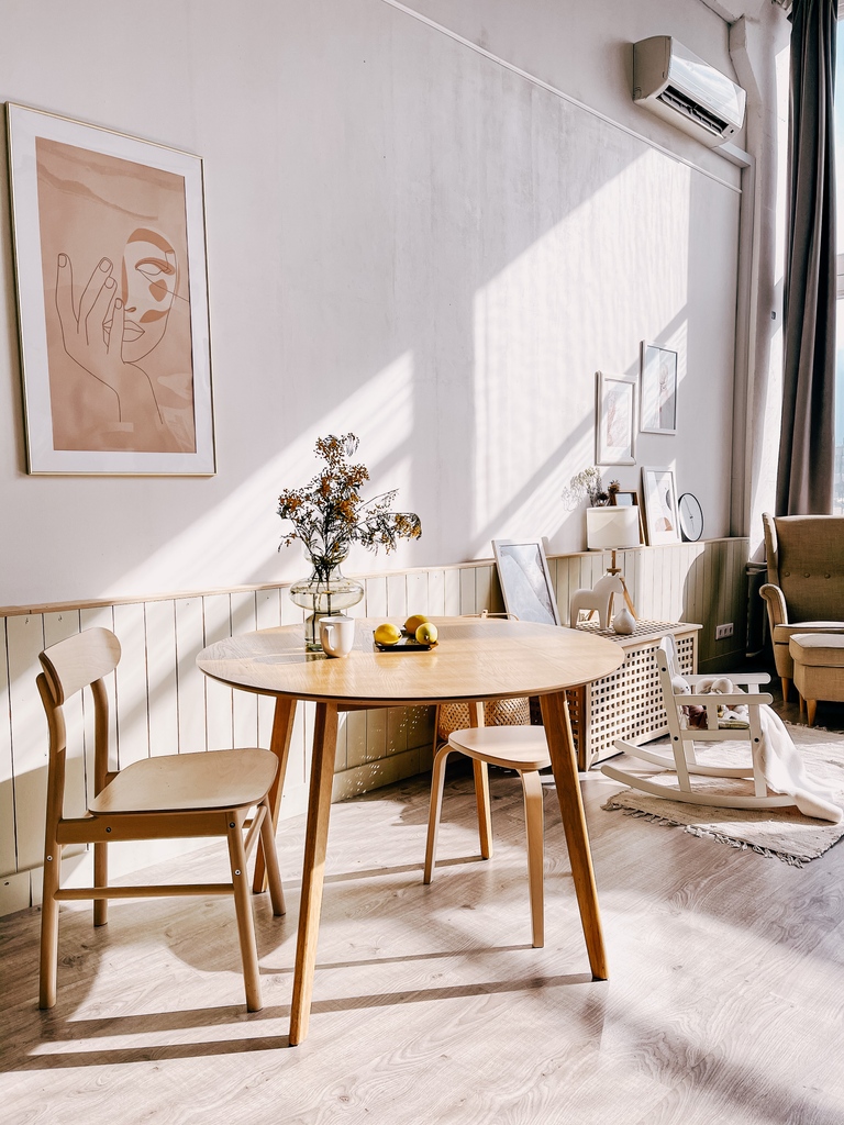 Scandinavian design often incorporates lighter materials, to encourage every bit of light that enters a space to stick around :)⁠
⁠
#woodensoul #woodensoulspaces #shopwoodensoul #furnitureforlife #woodfurniture #scandinavianinterior #scandihome #nordicdesign