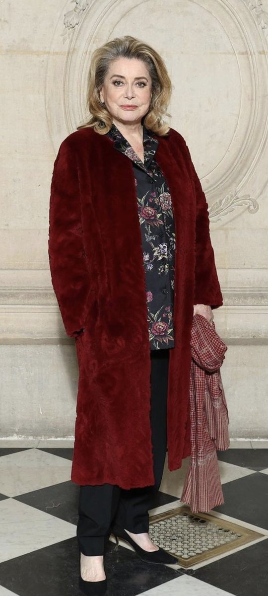 My 'maman' finally protesting against forced hijab and the islamic republic of Iran. #OpIran #MahsaAmini #Dior #ParisFashionWeek