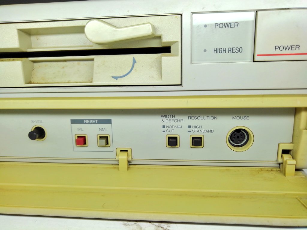 toshitada1973's tweet photo. X1turboのモデル40だ…エンタメ装備カットなコだね。中身を覗くと…あれ、ちょっと気になるところがあるよ、バラしてみるよ。
#X1turbomodel40 #CZ862C https://t.co/8Ri6dYQNWI