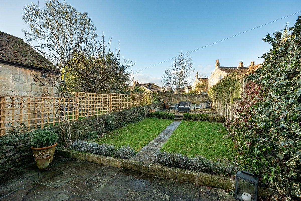 ⭐️STUNNING family home in Bath⭐️

Welcome to Park Lane, a refurbished and immaculately presented  3 bedroom Grade II listed, 3 storey Georgian town house, located adjacent to Royal Victoria Park and conveniently within 15 minutes walk of Bath.

👉cobbfarr.com/property/?pid=…