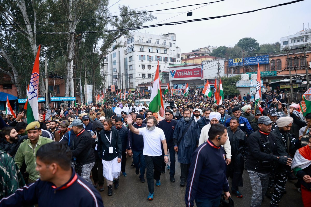 INCIndia's tweet photo. हमने इस अवाम से जिस भाईचारे और अमन पसंद हिन्दुस्तान का वादा किया था, 

#BharatJodoYatra आज उसी वादे को पूरा करने की ओर आगे बढ़ रही है। https://t.co/L0ah27bGMI