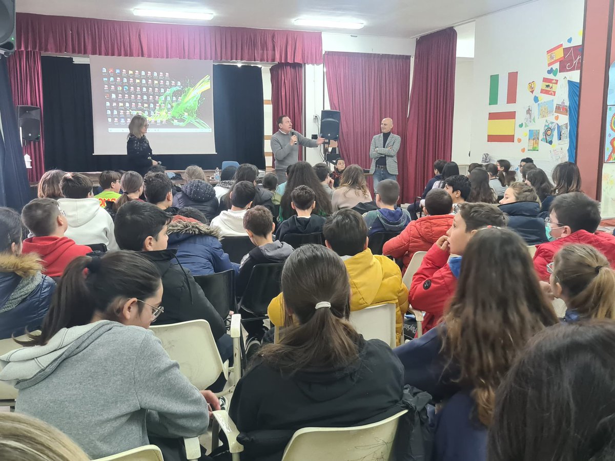 Alla Scuola Secondaria “Alighieri-Tanzi” di Mola di Bari (Bari) si è svolto l’ incontro di presentazione per il mio libro “Italiani o it-alieni?”. Gli studenti hanno dialogato sui 12 principi fondamentali della Costituzione.#italianioitalieni #weareinpuglia #moladibari #libri