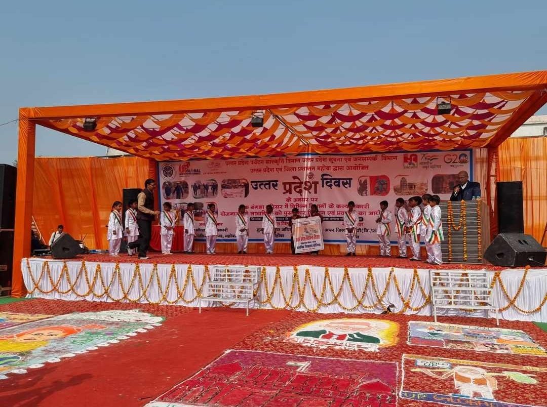 DMmahoba's tweet photo. उत्तर प्रदेश के 74 स्थापना दिवस के अवसर पर डांक बंगला परिसर में विभिन्न विभागों की कल्याणकारी योजनाओं के लाभार्थियों को जिलाधिकारी @manojkrsinghias द्वारा पुरस्��ृत किया गया जिसमे मुख्य विकास अधिकारी चित्रसेन सिंह, अपर जिलाधिकारी (वित्त एवं राजस्व) @ramprakash_pcs आदि उपस्थित रहे। https://t.co/k0RDBGspqg