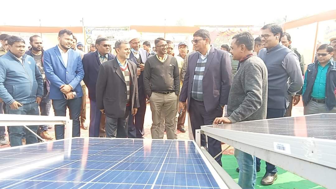 DMmahoba's tweet photo. उत्तर प्रदेश के 74 स्थापना दिवस के अवसर पर डांक बंगला परिसर में विभिन्न विभागों की कल्याणकारी योजनाओं के लाभार्थियों को जिलाधिकारी @manojkrsinghias द्वारा पुरस्��ृत किया गया जिसमे मुख्य विकास अधिकारी चित्रसेन सिंह, अपर जिलाधिकारी (वित्त एवं राजस्व) @ramprakash_pcs आदि उपस्थित रहे। https://t.co/k0RDBGspqg
