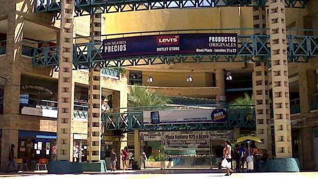 14ymedio's tweet photo. Los #cubanos que viajan a la isla venezolana de Margarita #gastan unos 5.000 dólares por persona https://t.co/0DyW3bMmcO
👉Compran alimentos, productos de aseo, medicamentos y electrodomésticos para revenderlos https://t.co/wNjAcSAGcT